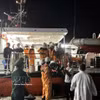 Évacuation urgente du patient étranger à terre pour une prise en charge médicale. Photo: VNA