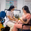 Vaccination des enfants contre la grippe pour réduire le risque de propagation de la grippe A. Photo: VNA