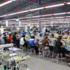 Les secteurs du textile-habillement et du cuir-chaussure s’orientent vers un modèle industriel allant au-delà de la sous-traitance et de l’assemblage, afin de se positionner sur des segments à plus forte valeur ajoutée, d’accroître le contenu technologique et de renforcer leur compétitivité. Photo: VNA