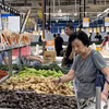Des clients âgés font leurs achats dans un supermarché à Kuala Lumpur, en Malaisie. Photo : VNA