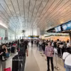 Des passagers s’entassent à l’aéroport international Soekarno-Hatta après l’annulation de nombreux vols. Photo: VNA