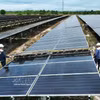 Nettoyage des panneaux solaires à la centrale solaire de Gio Thành, province de Quang Tri. Photo: VNA