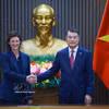 Le Premier ministre Le Minh Hung rencontre Fiona Bassett, directrice générale de FTSE Russell. Photo: VNA