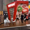Le stand de VIFON présente des produits tels que du pho, des nouilles instantanées et des aliments transformés aux saveurs vietnamiennes au salon SIAL Paris 2026. Photo: VNA