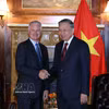 Le secrétaire général du Parti communiste vietnamien (PCV) et président To Lam (à droite) rencontre Chip Kaye, président de Warburg Pincus. Photo : VNA