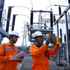 Des agents de PC Tay Ninh inspectent le système électrique de la sous-station 110 kV de Can Giuoc. Photo: VNA
