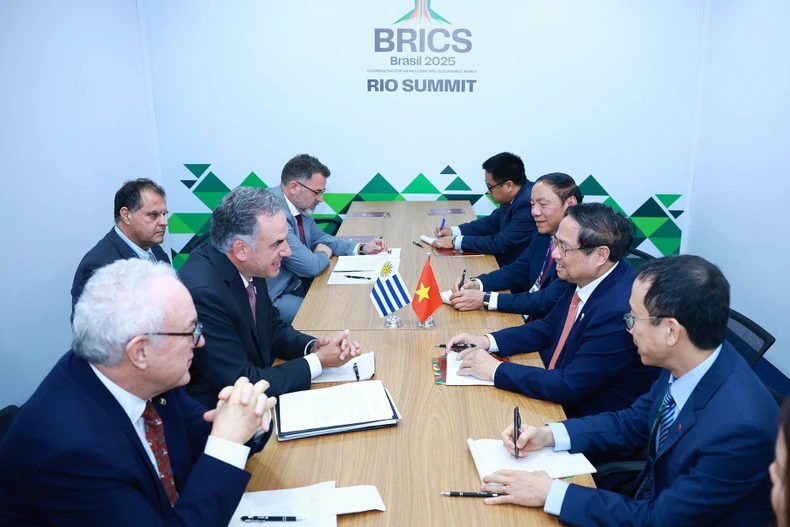 La rencontre entre le président uruguayen Yamandú Orsi et le Premier ministre vietnamien Pham Minh Chinh, en marge du Sommet des BRICS organisé à Rio de Janeiro, au Brésil en 2025. Photo: VNA