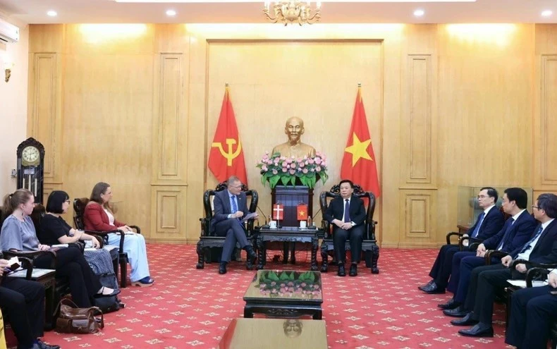 Le professeur-docteur Nguyên Xuân Thang, directeur de l’Académie nationale de politique Hô Chi Minh, reçoit l’ambassadeur du Danemark au Vietnam, Nicolai Prytz. Photo: VNA