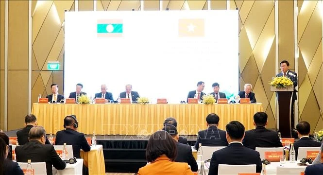 Le 12ᵉ séminaire théorique entre le Parti communiste du Vietnam (PCV) et le Parti populaire révolutionnaire du Laos (PPRL) dans la ville côtière de Da Nang. Photo: VNA