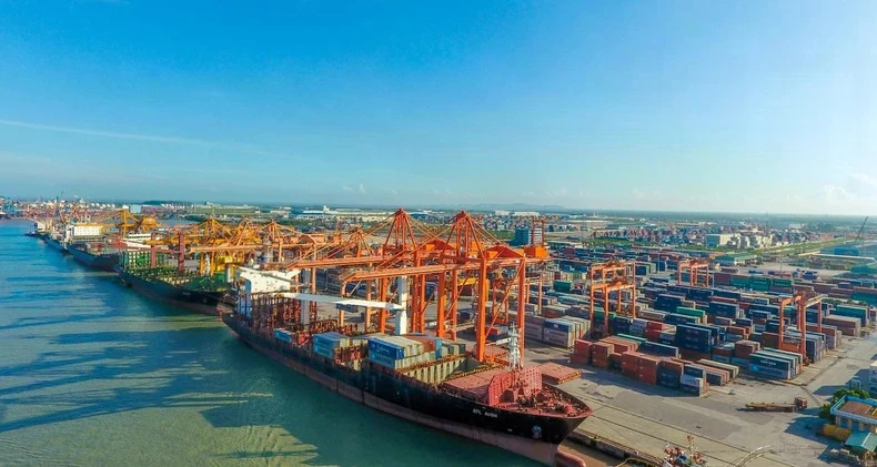 Chargement et déchargement de conteneurs dans un port maritime vietnamien. Photo : Vietnam+