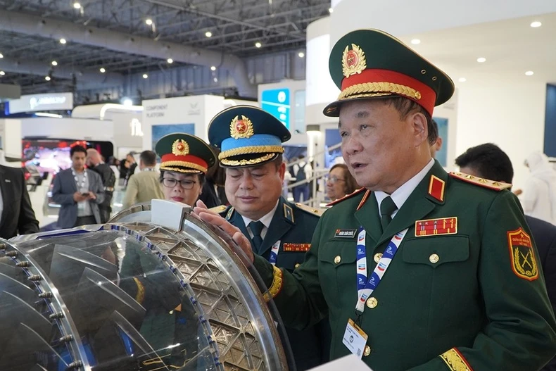 Le général de corps d'armée Hoang Xuân Chiên au Salon aéronautique de Dubaï. Photo: qdnd.vn