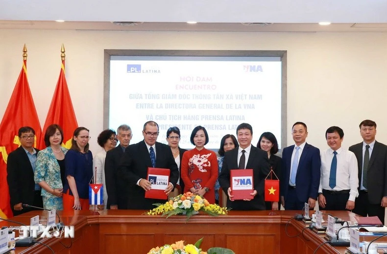 Le président de l’agence de presse Prensa Latina, Luis Enrique Gonzalez Acosta, et le rédacteur en chef du Vietnam Illustré, Nguyên Thang, signent un accord de coopération pour la publication et la diffusion du Vietnam Illustré en langue espagnole, le 25 septembre 2023. Photo: VNA