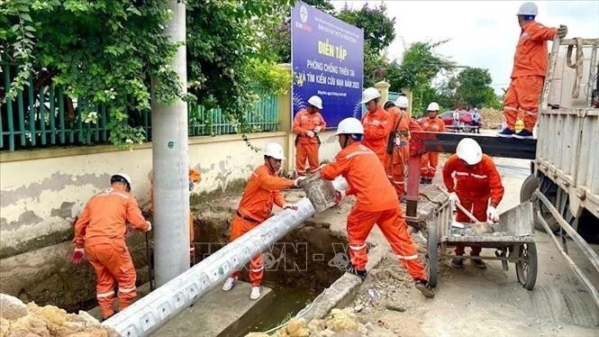 EVNHANOI assure la sécurité du réseau électrique face à la complexité des phénomènes pluvio-orageux. Photo: VNA