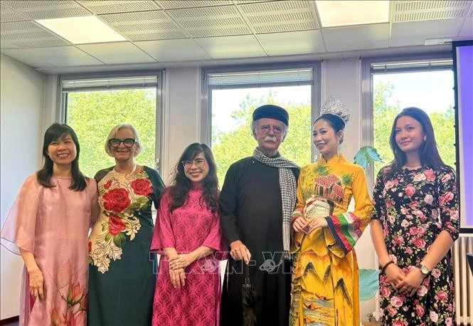 Hoang Thu Trang, fondatrice et directrice générale d’Art Space, basée en France (robe tunique rouge). Photo: VNA