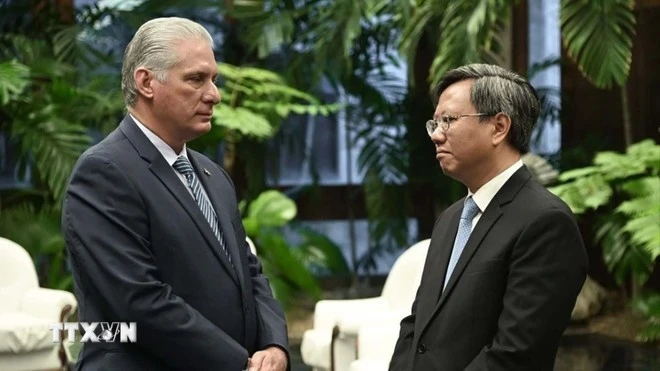 Le Premier secrétaire du Parti communiste de Cuba (PCC) et président de Cuba, Miguel Díaz-Canel Bermúdez, et l'ambassadeur du Vietnam à Cuba, Lê Quang Long (droite). Photo: VNA