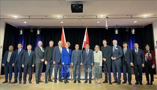 Délégués vietnamiens et autrichiens. Photo: VNA