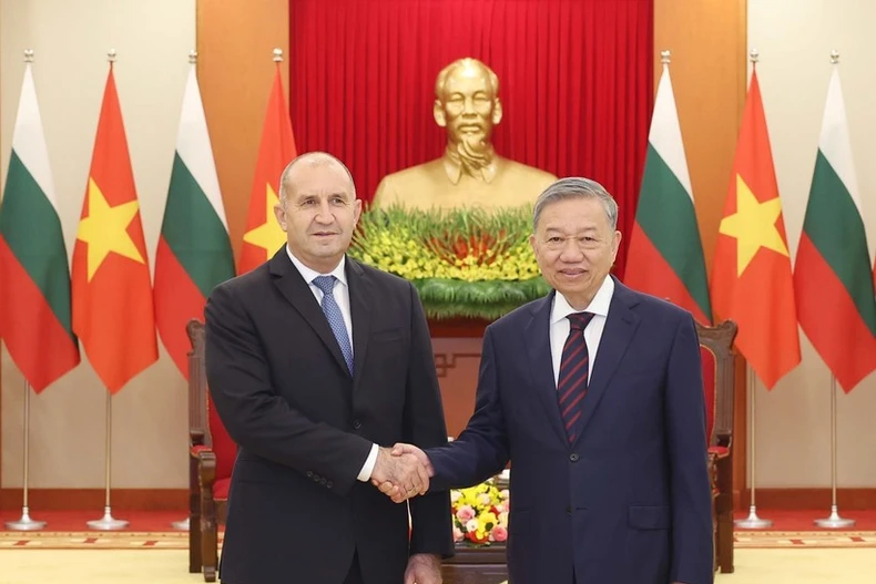 Le leader du PCV Tô Lâm (droite) et le président bulgare Roumen Radev. Photo: VNA