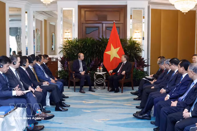 Le secrétaire général du Parti communiste du Vietnam et président de la République, Tô Lâm, reçoit M. Wee Ee Cheong, vice-président et directeur général du groupe bancaire UOB. Photo : VNA.