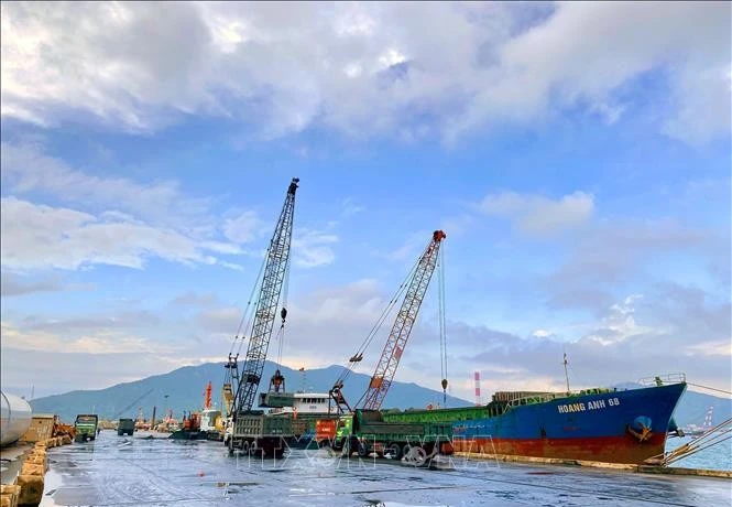 Des moyens de manutention des marchandises au port de Vung Ang. Photo : VNA