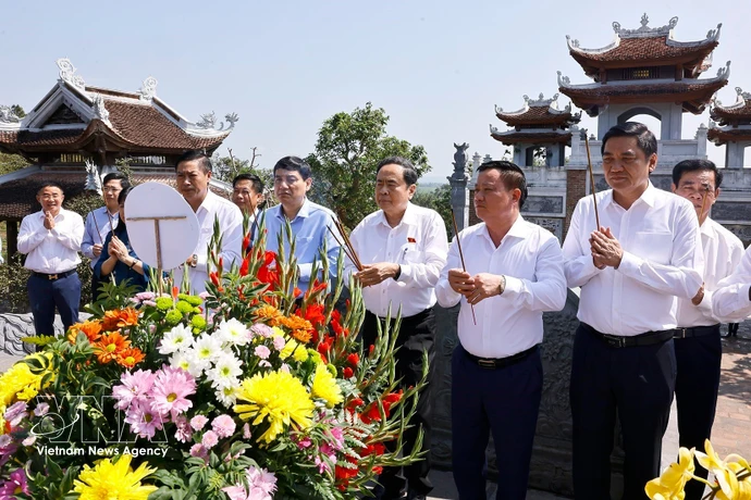 Le président de l’Assemblée nationale Trân Thanh Mân rend hommage au Président Hô Chi Minh au temple Chung Son, dédié à ses ancêtres. Photo : VNA