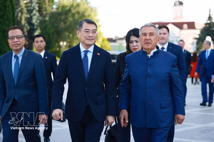 Le Premier ministre vietnamien, Lê Minh Hung, (centre) et le chef de l'État du Tatarstan, Rüstam Minnikhanov. Photo : VNA