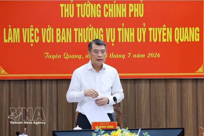 Le Premier ministre Lê Minh Hung préside, le 15 juillet, une séance de travail avec le Comité permanent du Parti de la province de Tuyên Quang. Photo : VNA