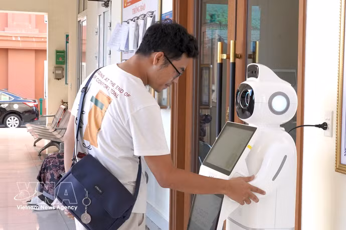Robot doté d’IA contribuant à alléger la charge de travail des fonctionnaires lors de l’étape de conseil initial, tout en permettant aux citoyens de se familiariser avec les applications de l’intelligence artificielle dans la prestation des services publics. Photo : VNA