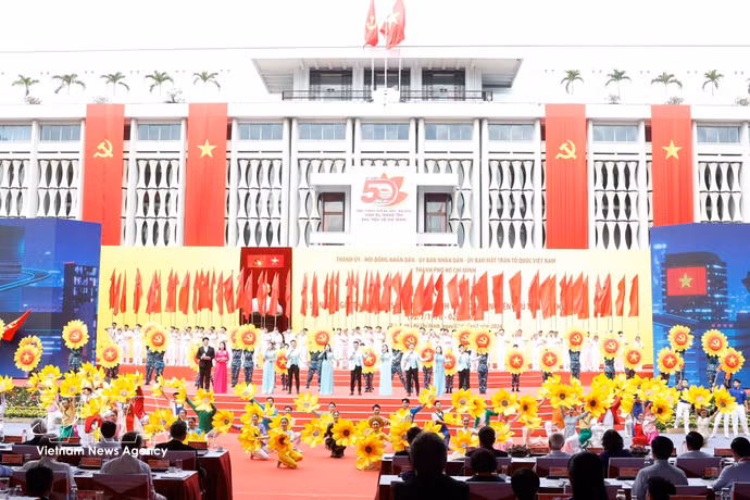 Programme artistique intitulé « Hô Chi Minh-Ville – Son nom brillera à jamais », retraçant le parcours de la ville au cours des cinq dernières décennies. Photo : VNA