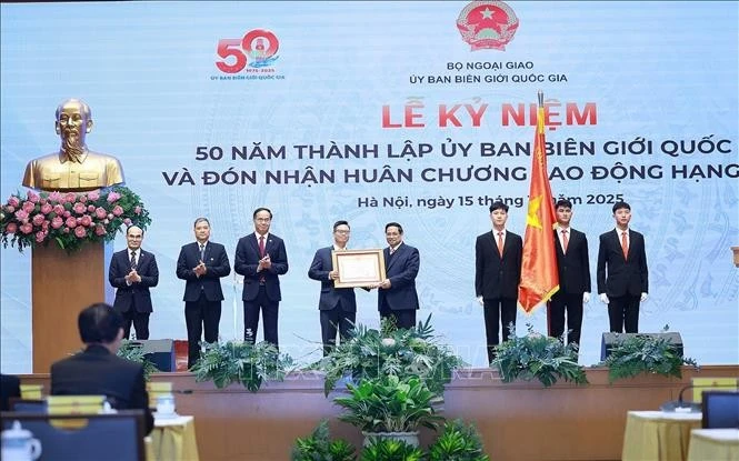 Le Premier ministre Pham Minh Chinh a remis au Comité l'Ordre du Travail de première classe. Photo : VNA
