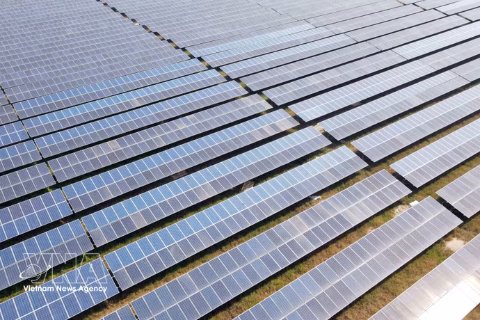 Des installations solaires contribuent au développement des énergies propres dans la province de Hà Tinh. Photo : VNA