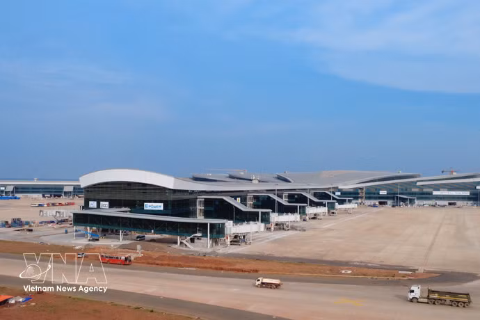 Une partie du terminal passagers et la tour de contrôle du trafic aérien de l'aéroport international de Long Thành. Photo : VNA