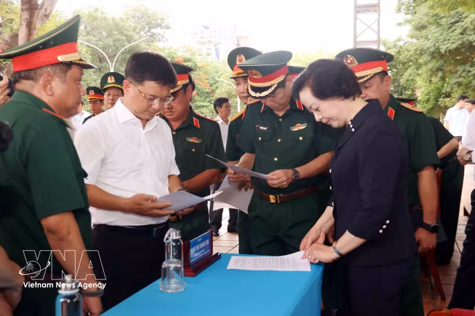 Le général de division Trần Chí Tâm rend compte à la vice-Première ministre Phạm Thị Thanh Trà des préparatifs de la cérémonie de lancement des opérations de recherche et de rapatriement des restes des martyrs au parc Lê Thi Riêng. Photo : VNA