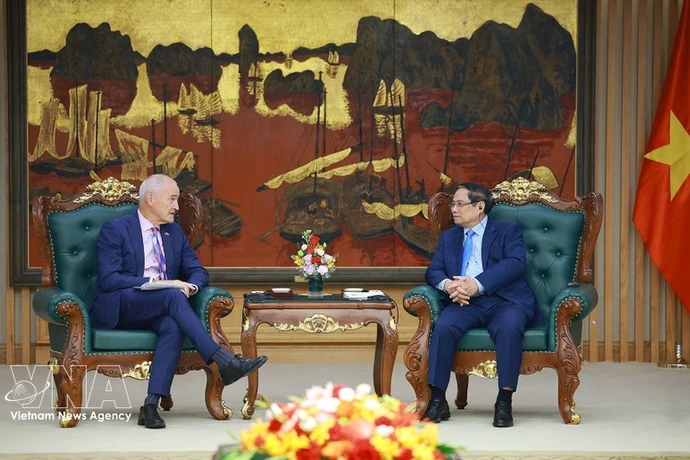 Le Premier ministre Pham Minh Chinh (à droite) et le président et vice-chancelier de l'université RMIT, le professeur Alec Cameron, lors de leur rencontre le 2 avril (Photo : VNA)