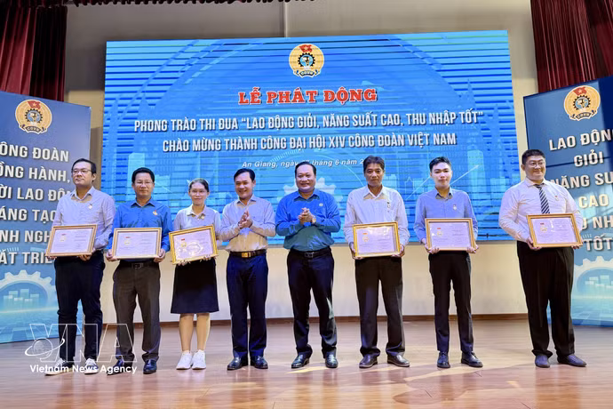 Le titulaire d’un master Nguyên Duc Tai (à l’extrême gauche) reçoit le certificat du Travail créatif 2025, décerné par la Confédération générale du travail du Vietnam, en récompense de son innovation intitulée « Robot caméra à trois axes de translation ». Photo :VNA.