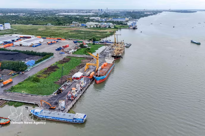 Prévu à partir de septembre 2026, le transport direct des produits agricoles du delta du Mékong depuis le port de Cai Cui vers le Guangxi, en Chine. (Photo : VNA)