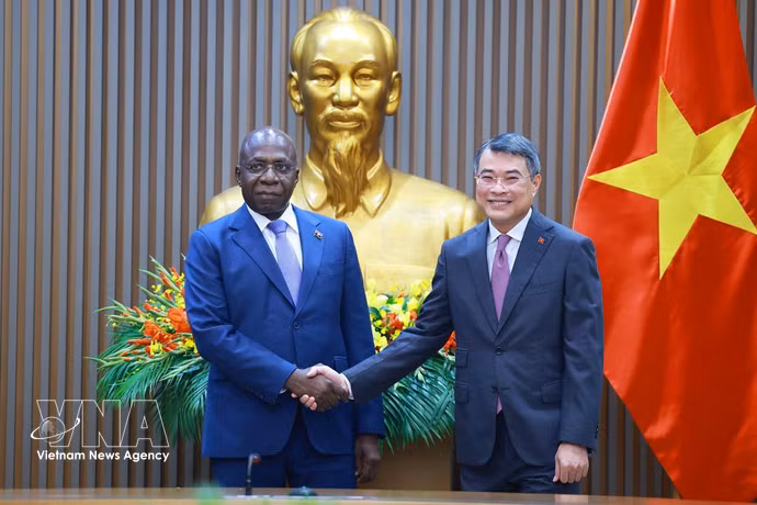 Le Premier ministre Lê Minh Hung (droite) et le ministre angolais des Affaires étrangères, Téte António, en visite officielle au Vietnam. Photo : VNA