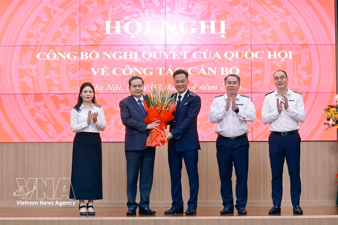 Le président de l'Assemblée nationale, Tran Thanh Man (deuxième à gauche), et les dirigeants de l'Audit d'État du Vietnam lors de la cérémonie. (Photo : VNA)