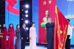 Le secrétaire général To Lam épingle l’Ordre de Hô Chi Minh sur le Drapeau traditionnel de la VNA. Photo : VNA