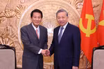 Le secrétaire général du Parti, Tô Lâm (droite), et l'ancien ambassadeur spécial Vietnam - Japon, Sugi Ryotaro. Photo: VNA