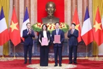 Le matin du 26 mai 2025, le président Luong Cuong et son homologue français Emmanuel Macron assistent aux échanges de nombreux documents de coopération bilatérale. Photo : VNVC