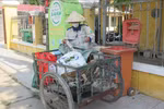 Nguyen Thi Vang est la membre la plus âgée du groupe coopératif de récupération et de recyclage de déchets du quartier d'An Dong, dans l’ancienne ville de Hue (province de Thua Thien – Hue). Photo d’archives