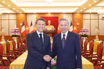 Le secrétaire général du Parti, Tô Lâm, et le président français, Emmanuel Macron. Photo: VNA