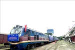 Train international transportant des marchandises d'exportation de la gare de Song Than vers la Chine. Photo d'archives : VNA