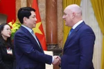 Le président de la République, Luong Cuong (à gauche), et le Premier ministre de Nouvelle-Zélande, Christopher Luxon. Photo: VNA