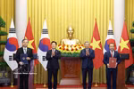 Le secrétaire général du PCV et président vietnamien, To Lam, et le président sud-coréen, Lee Jae Myung, à l'échange du mémorandum d’entente sur la coopération entre le ministère vietnamien de la Culture, des Sports et du Tourisme et son homologue sud-coréen pour la période 2026-2030. Photo : VNA