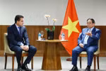 Le Premier ministre Pham Minh Chinh et un représentant du groupe JBS. Photo: VNA