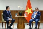 Le Premier ministre Pham Minh Chinh et un représentant du groupe JBS. Photo: VNA