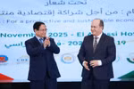 Le Premier ministre Pham Minh Chinh (à gauche) et son homologue algérien Sifi Ghrieb. Photo: VNA