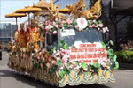 Char fleuri de la VBS transportant les reliques du Bouddha Shakyamuni. Photo: VNA