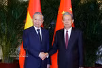Le dirigeant To Lam (à gauche) et Zhao Leji, président du Comité permanent de l’Assemblée populaire nationale de Chine. Photo: VNA